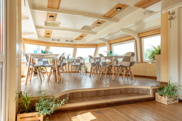 市内内河船舶，拥有一览无余的城市景观。旅游的概念，休闲，在城市中漫步，在城市中休憩。河运输图片下载