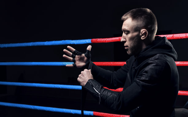 综合格斗拳击手用绷带缠绕拳头图片下载