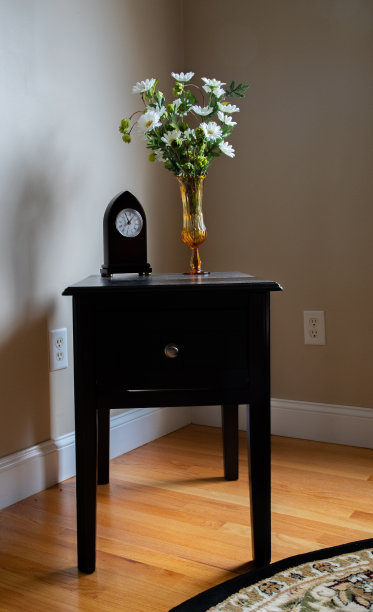 桌上的钟和花图片下载