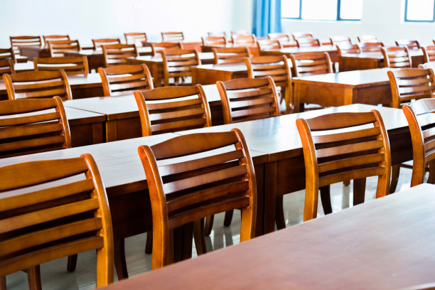 教室里有木制的桌椅图片下载