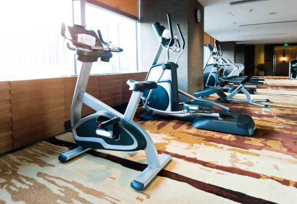 现代健身房的运动器材素材图片
