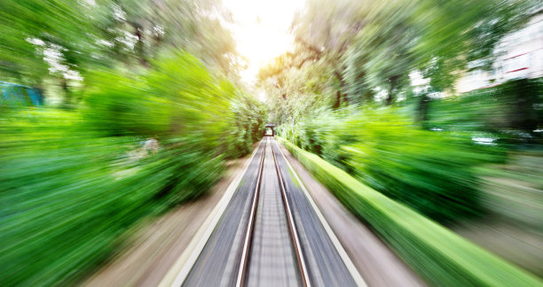 火车驶离隧道图片下载