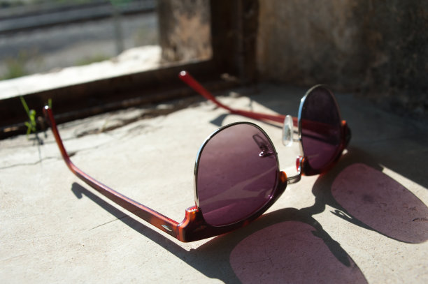 窗台上的眼镜，阳光与眼镜图片下载