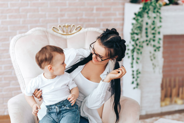 小男孩和妈妈一起坐在椅子上图片下载