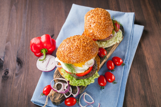 表上的汉堡包，选择性聚焦，复制空间图片下载