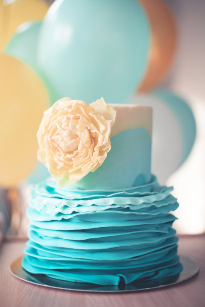 蓝色翻糖和黄色花朵的生日蛋糕图片下载