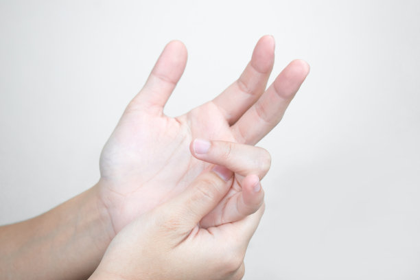 年轻的手手部疼痛，按摩手指疼痛。卫生保健的概念图片下载