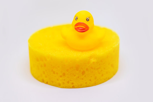 儿童洗发水和沐浴海绵。有选择性的重点。图片下载