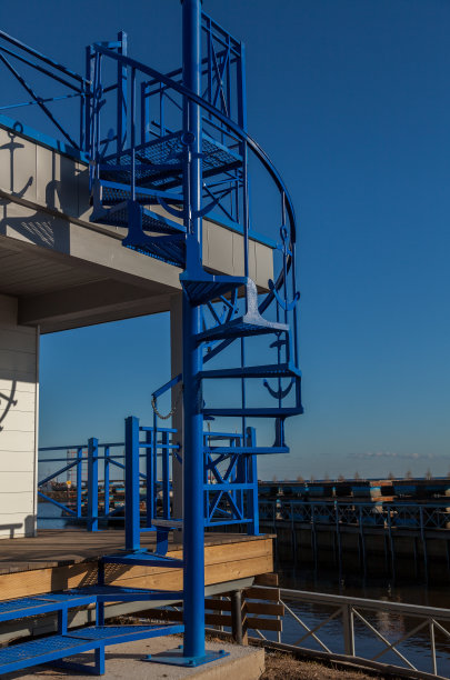 蓝色金属螺旋楼梯图片下载