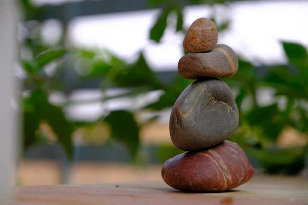 石头的排列，平衡的象征图片下载