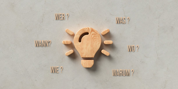 木制灯泡与德语单词为何时，什么，哪里，谁，为什么和如何- 3D渲染插图图片下载