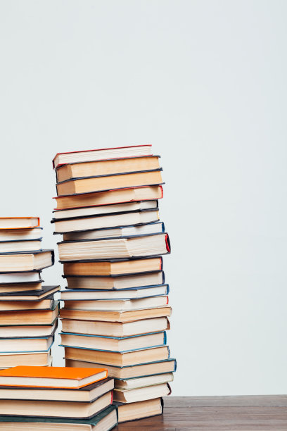 家里有许多摞在白色背景上准备考试的教育书籍图片下载