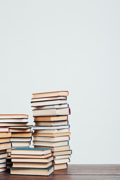家里有许多摞在白色背景上准备考试的教育书籍图片下载
