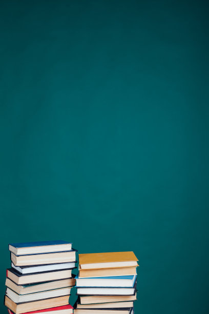 许多教育书籍的学习准备大学考试在绿色的背景图片下载