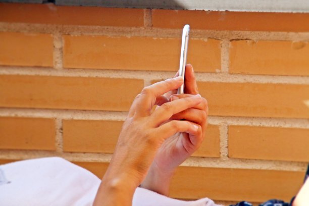 手用智能手机。图片下载