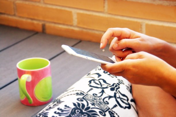 手用智能手机。图片下载