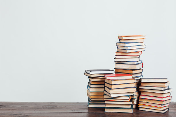 家里有许多摞在白色背景上准备考试的教育书籍图片下载