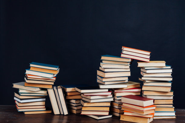许多书堆的教育学习准备大学考试的黑人背景图片下载