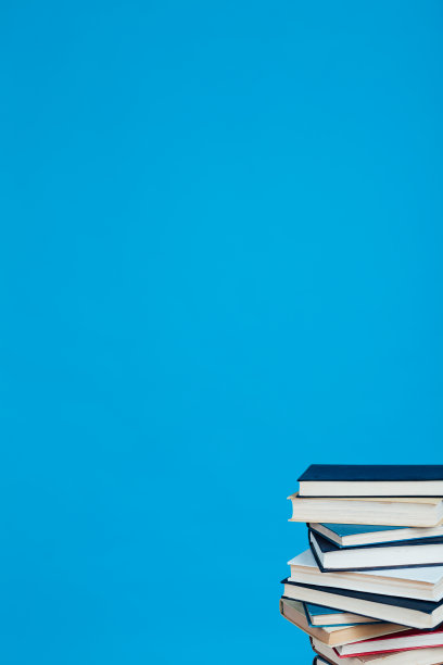 许多教育书籍的学习准备大学考试在蓝色的背景图片下载