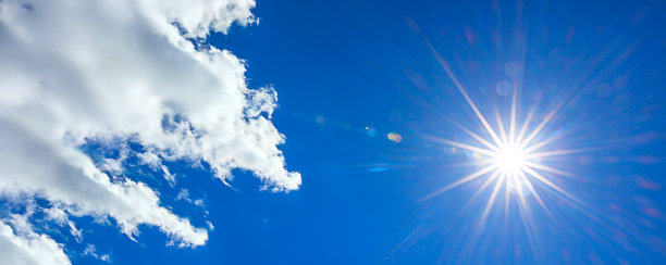 全景与太阳照耀在蓝天与云图片下载