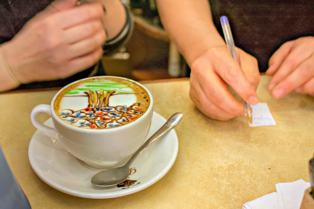 彩绘树拉花艺术图片下载