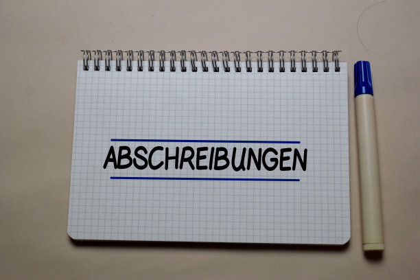 Abschreibungen写在一本孤立在办公桌上的书上。德语意思是贬值图片下载
