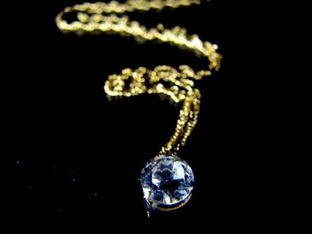 金项链与钻石吊坠的照片图片下载