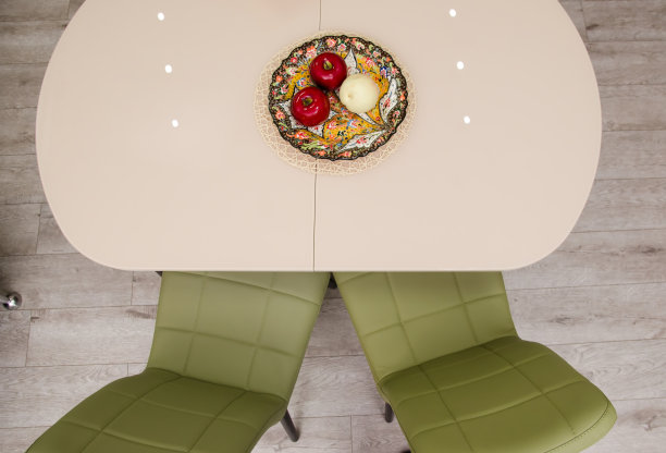 椅子和桌子，上面放着一个装着人造水果的盘子，我们的厨房很现代化。从上面的观点图片下载