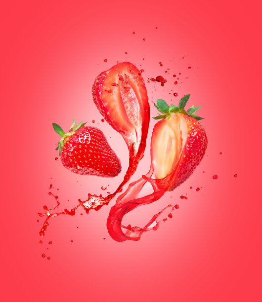 鲜红的背景上，切好的草莓会溅出果汁图片下载
