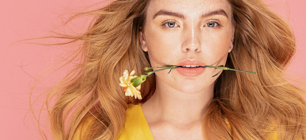 自然的女人与花。图片下载