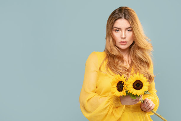 带着向日葵的自然女人。图片下载