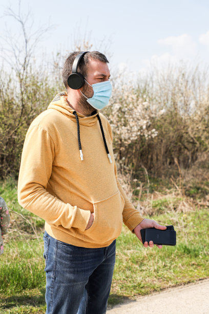 QI标准无线充电设备和充电共享概念图片下载