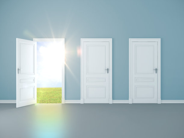 蓝色房间内部与开放的门到田野。图片下载