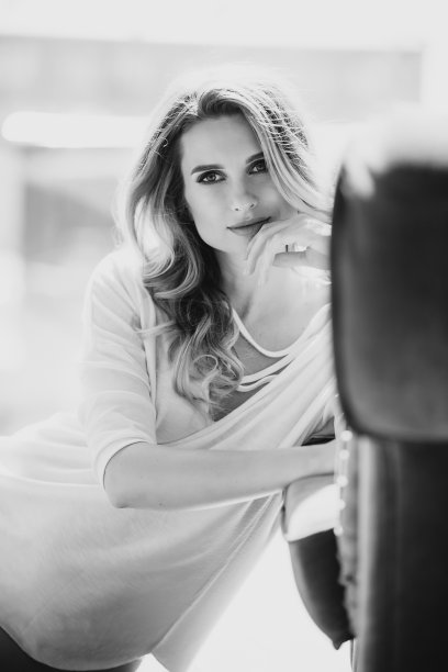 逆光下，穿着白色透明衬衫的孕妇。黑白照片。艺术照。期待孩子。柔和的选择性聚焦。图片下载