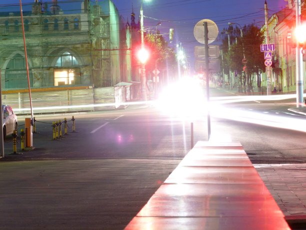夜晚的城市街道图片下载