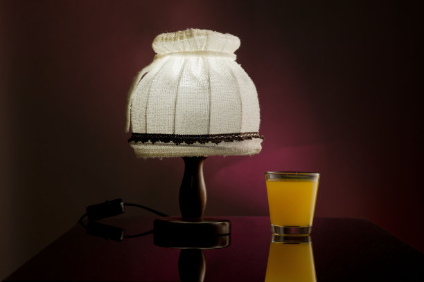 床头柜上的古董灯图片下载