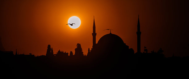 日落时分伊斯兰教清真寺的全景剪影图片下载