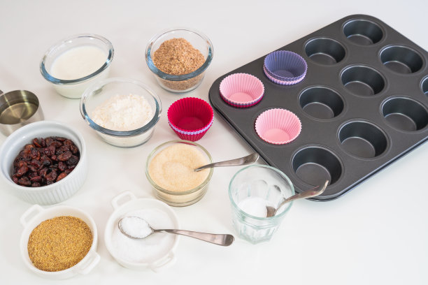 糠松饼配干蔓越莓。麦麸，面粉，脱脂牛奶，干浆果，和一些其他的原料靠近厨房的桌子图片下载