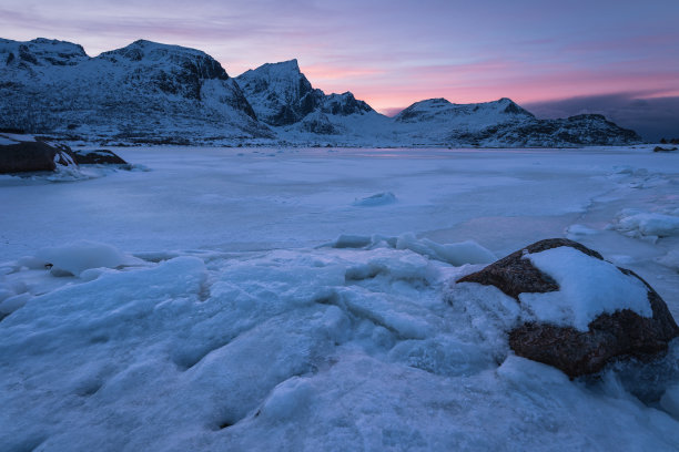 美丽的山和冰湖日落在罗浮敦岛，挪威，斯堪的纳维亚半岛图片下载