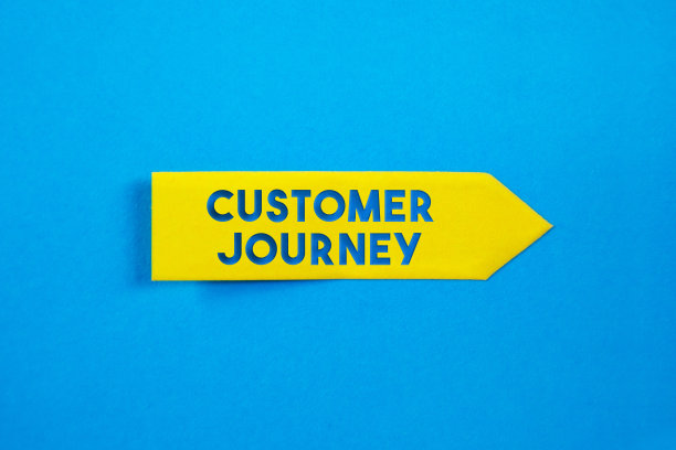 黄色黏贴纸，以蓝色背景印上顾客旅程信息图片下载