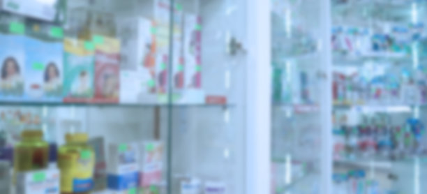 模糊图像的货架上的药品在药房。医学概念。横幅。图片下载