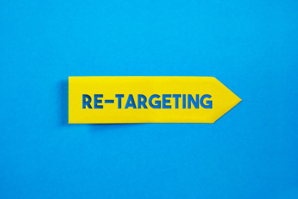 黄色黏贴纸与重新定位信息在蓝色背景图片下载