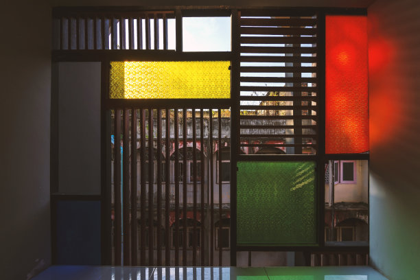 复古窗户的剪影和复古玻璃的颜色。图片下载