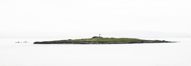 小岛加上两只独木舟图片下载