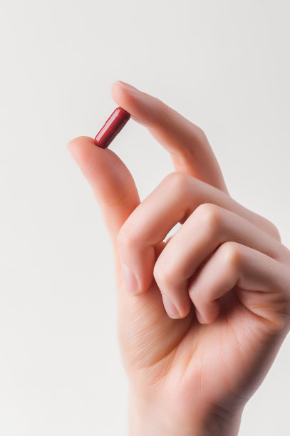 白底上拿着药丸的女人图片下载