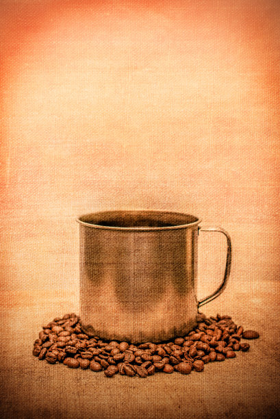 咖啡杯在咖啡豆上。画布上的咖啡杯。图片下载