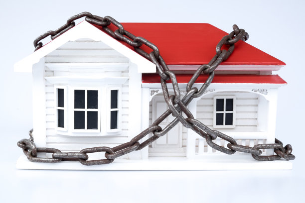 家居安全或安全概念:新西兰或澳大利亚ville风格的房屋模型与链条图片下载