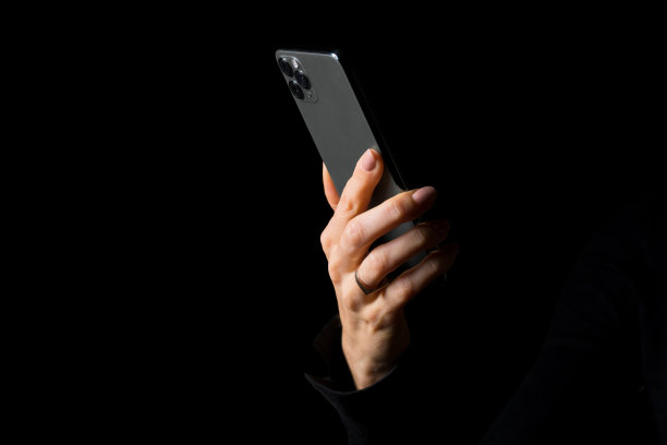 手持智能手机的人，孤立在黑色图片下载