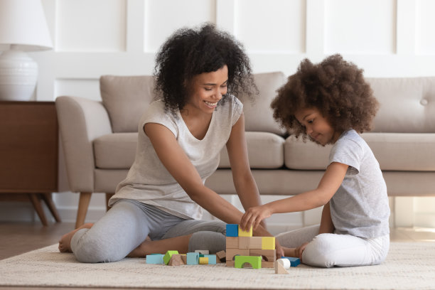母女在家玩积木图片下载