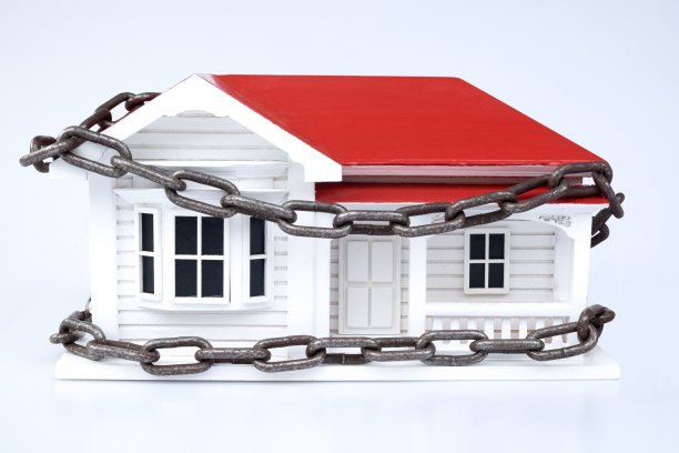 家居保安或安全概念:新西兰或澳大利亚ville风格的房屋模型与链条图片下载